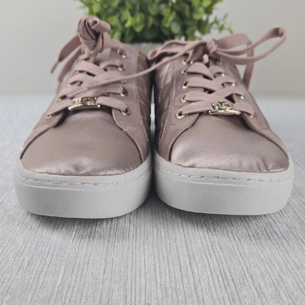 Liz Claiborne Womens Mauve Quilted Satin Fashion Sneaker Size 8.5 Pink Gold Logo